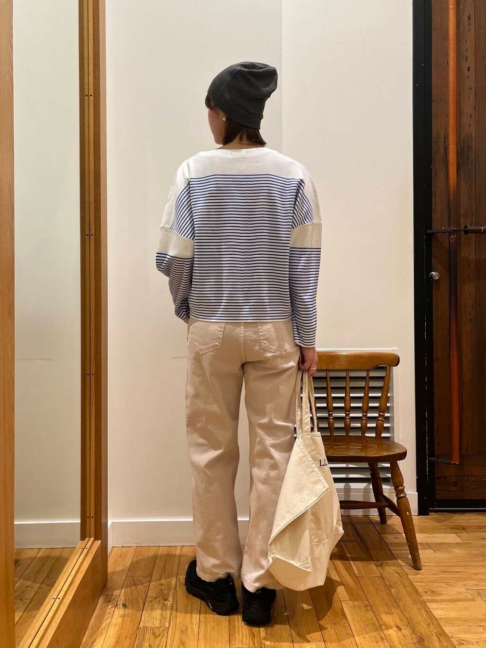 ホワイト系のトートバッグ、ブルー系のニット/セーター、ピンク系のその他パンツを着用したレディースの冬コーディネートの5枚目の写真