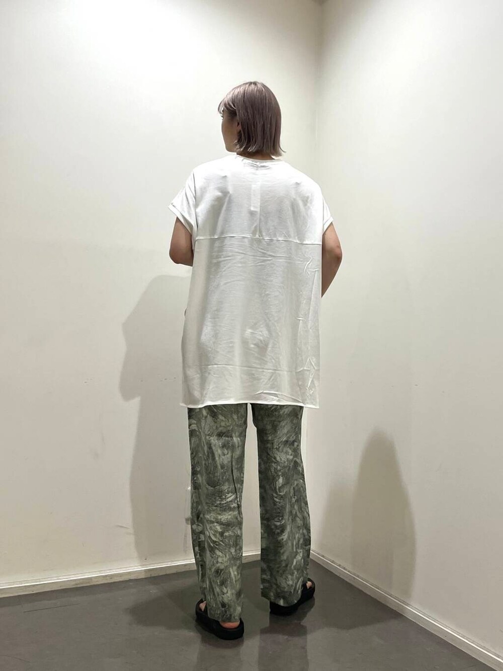 ホワイト系のTシャツ/カットソー、グリーン系のその他パンツを着用したレディースの夏コーディネートの4枚目の写真
