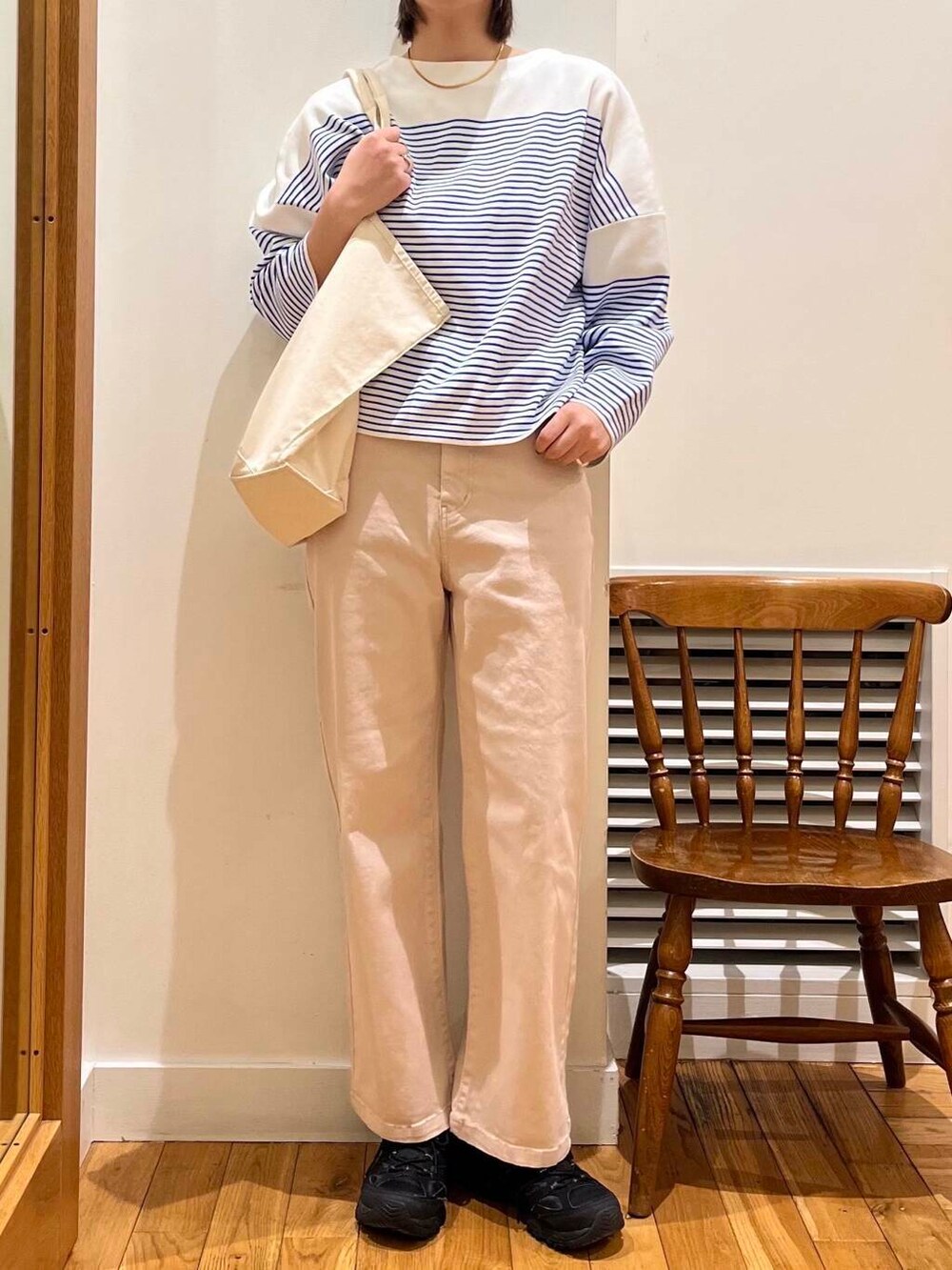 ホワイト系のトートバッグ、ブルー系のニット/セーター、ピンク系のその他パンツを着用したレディースの冬コーディネートの6枚目の写真