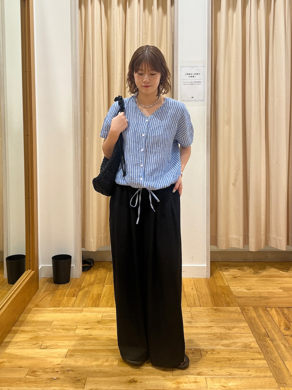 その他のシャツ/ブラウス、ブラック系のその他パンツ、ブラック系のサンダルを着用したレディースの夏コーディネートの2枚目の写真