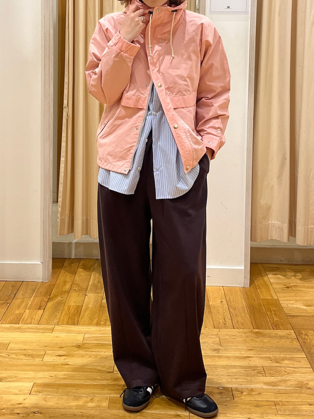 ピンク系のテーラードジャケット、ブルー系のシャツ/ブラウス、ブラウン系のその他パンツを着用したレディースの春コーディネートの4枚目の写真