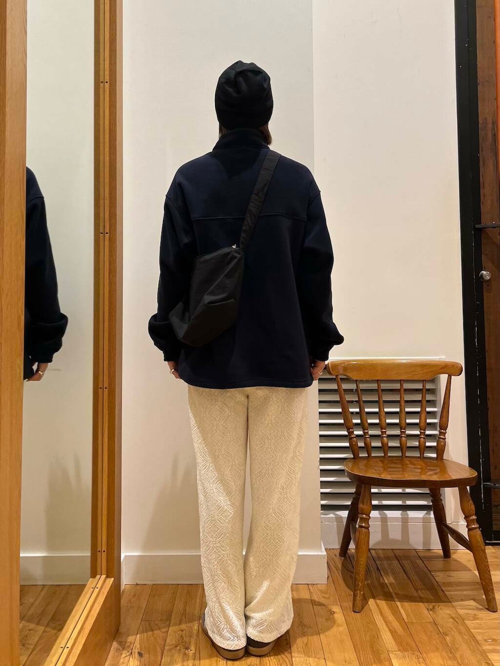 ブラック系のショルダーバッグ、ブルー系のその他アウター、ホワイト系のその他パンツを着用したレディースの秋コーディネートの5枚目の写真