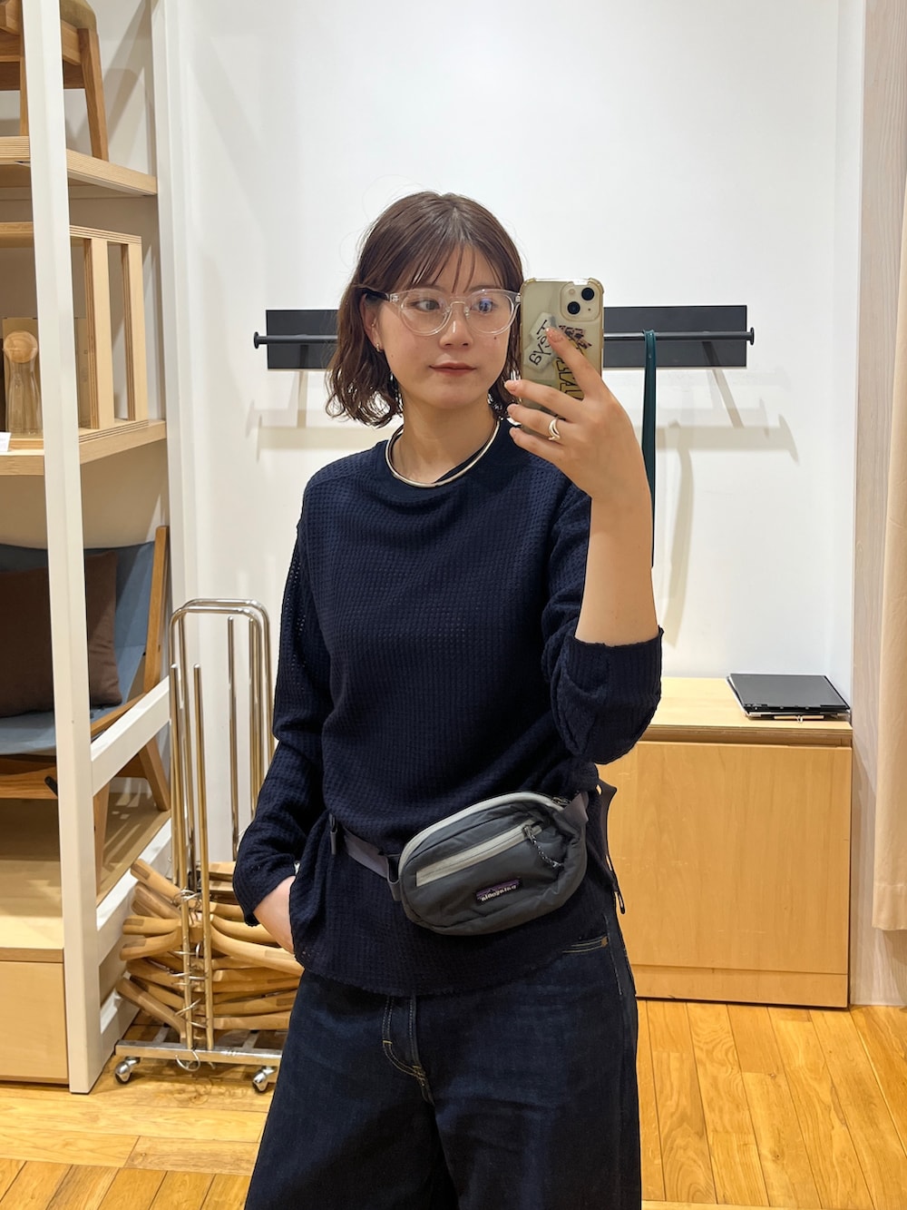 ブルー系のデニムパンツ、ホワイト系のスニーカー、ブルー系のTシャツ/カットソーを着用したレディースの春コーディネートの2枚目の写真
