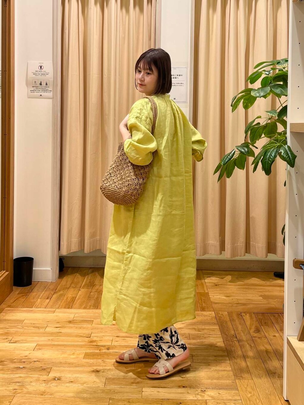 グリーン系のワンピース、ベージュ系のその他パンツ、ベージュ系のトートバッグを着用したレディースの春コーディネートの4枚目の写真