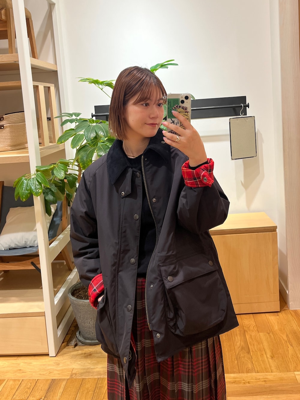 ブラック系のその他アウター、ブラウン系のスカート、ブラック系のニット/セーターを着用したレディースの秋コーディネートの2枚目の写真