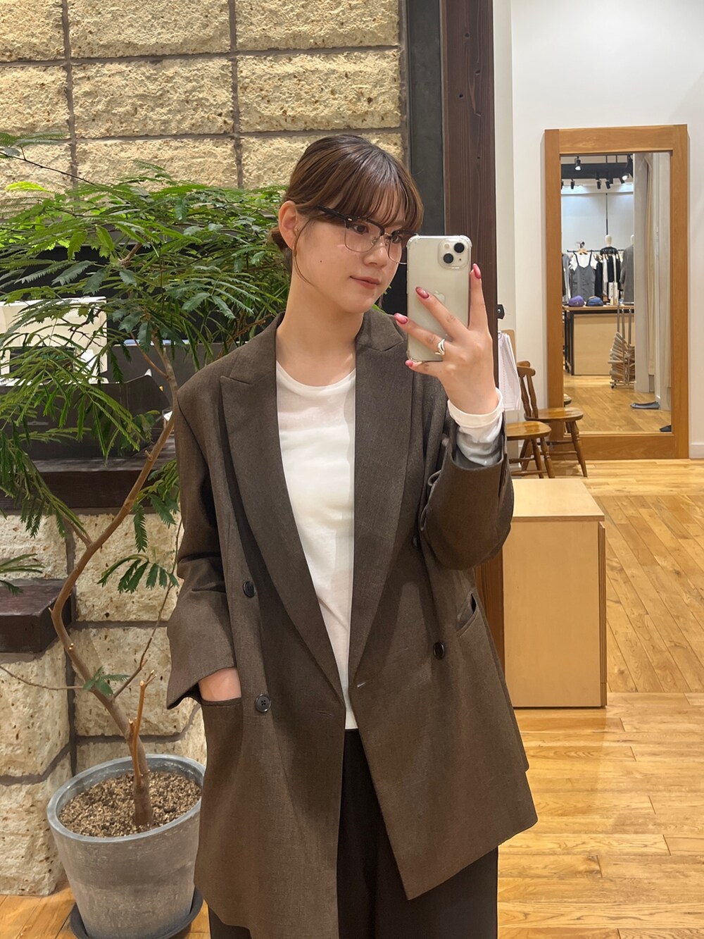 ブラウン系のその他アウター、ホワイト系のTシャツ/カットソー、ブラック系のその他パンツを着用したレディースの秋コーディネートの2枚目の写真