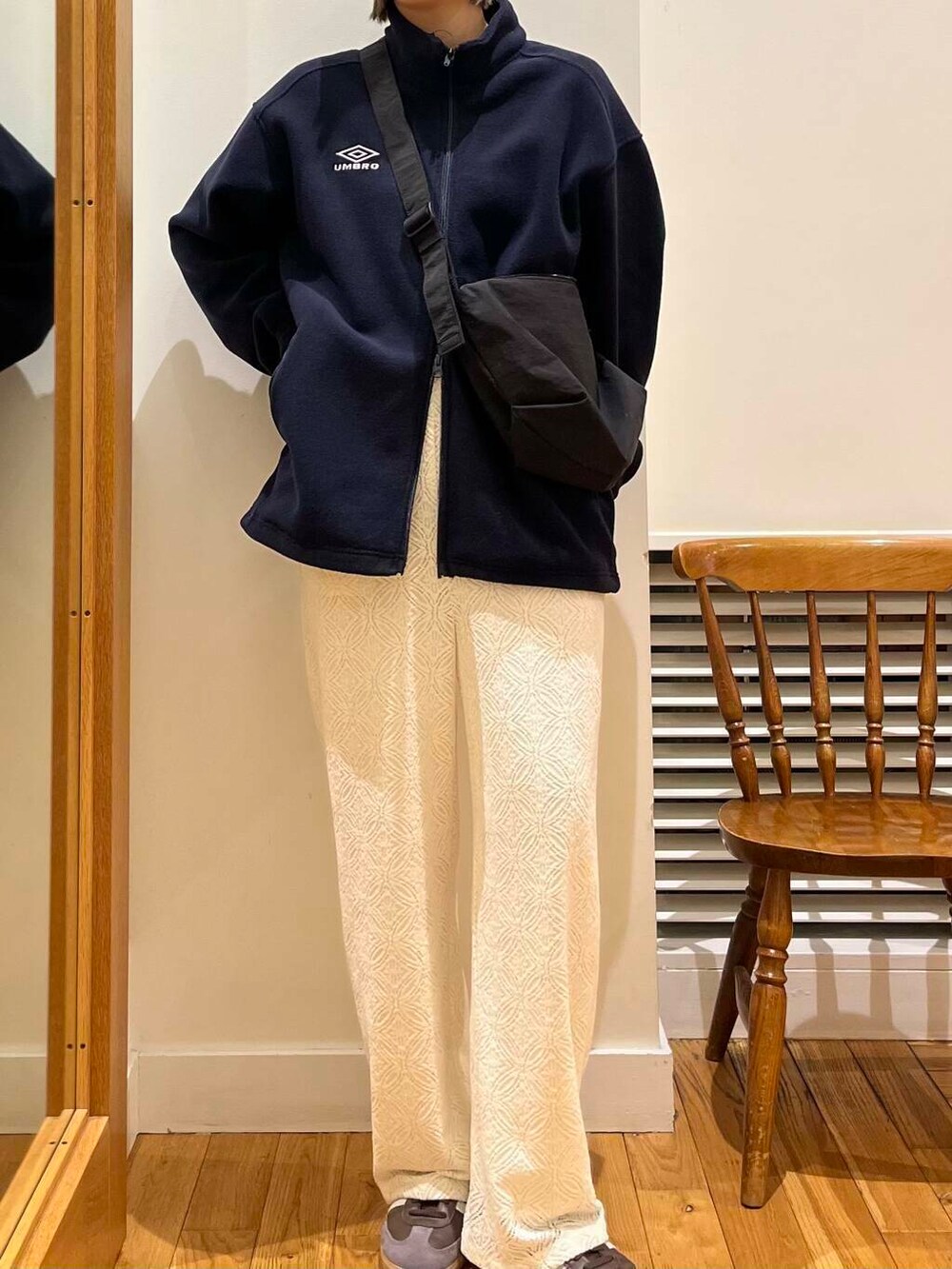 ブラック系のショルダーバッグ、ブルー系のその他アウター、ホワイト系のその他パンツを着用したレディースの秋コーディネートの6枚目の写真