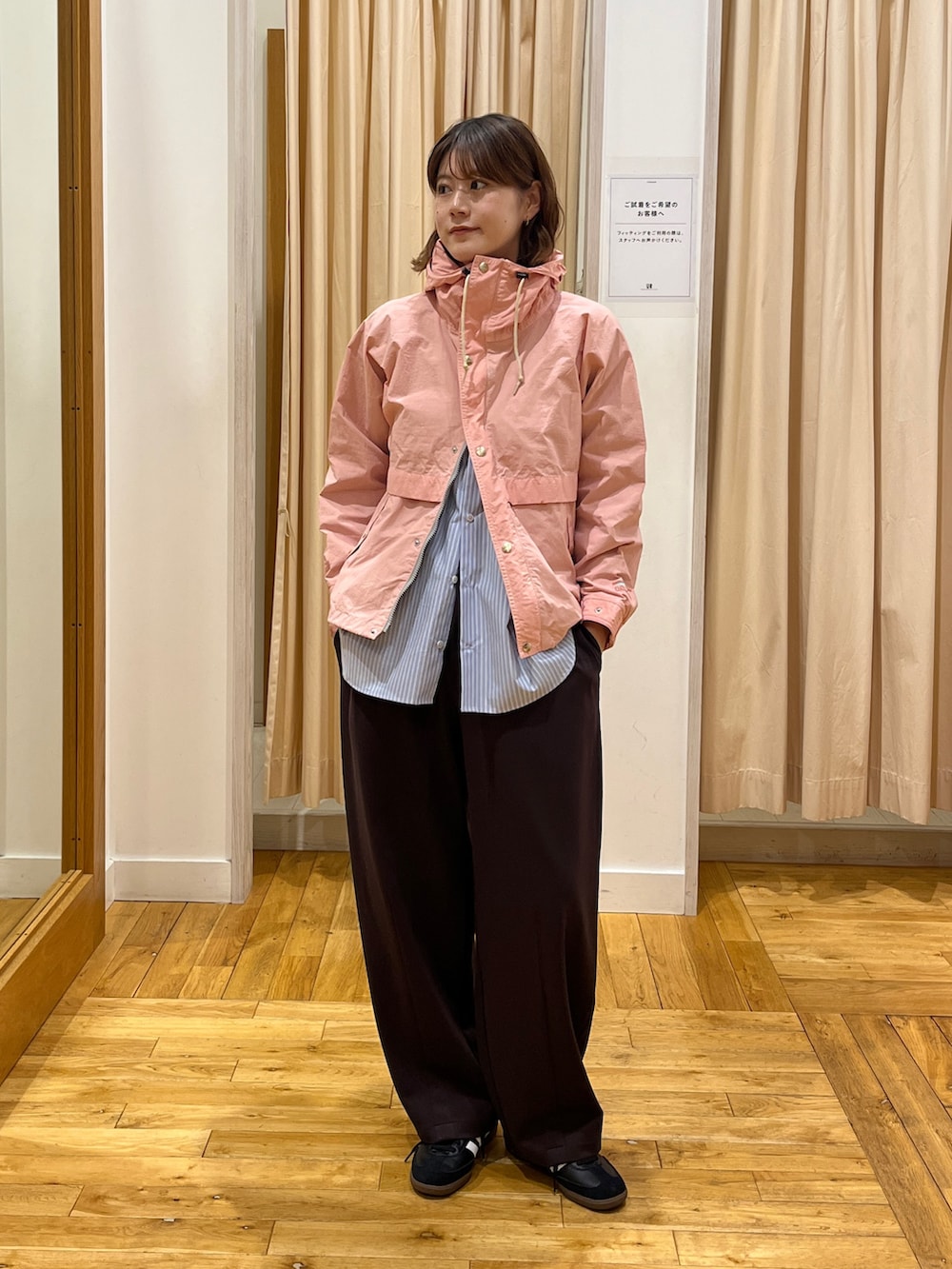 ピンク系のテーラードジャケット、ブルー系のシャツ/ブラウス、ブラウン系のその他パンツを着用したレディースの春コーディネートの2枚目の写真