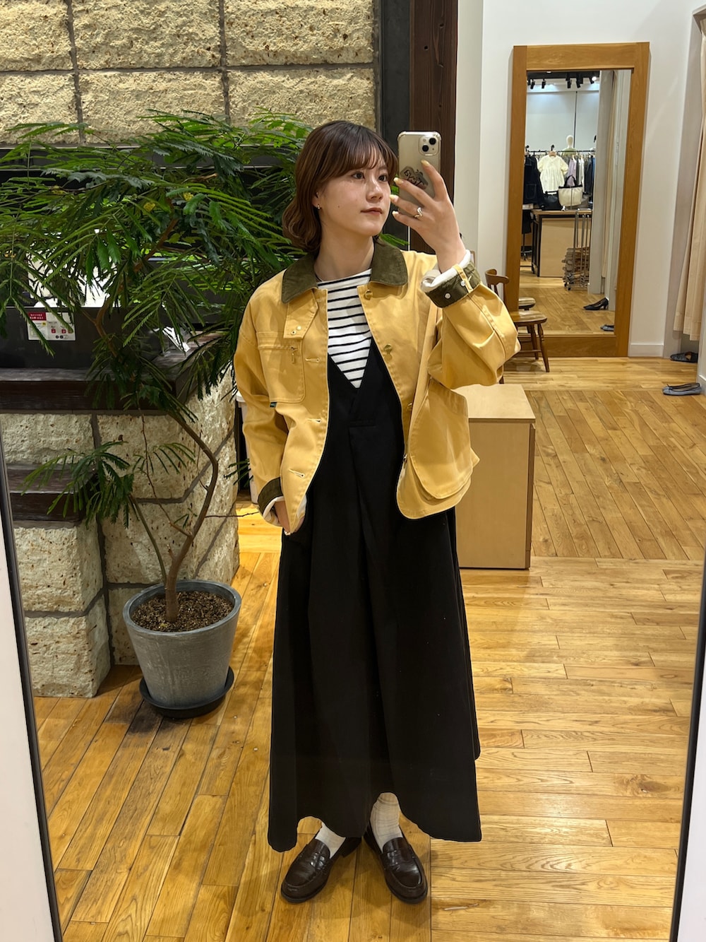 イエロー系のテーラードジャケット、ブラック系のTシャツ/カットソー、ブラック系のワンピースを着用したレディースの春コーディネートの2枚目の写真