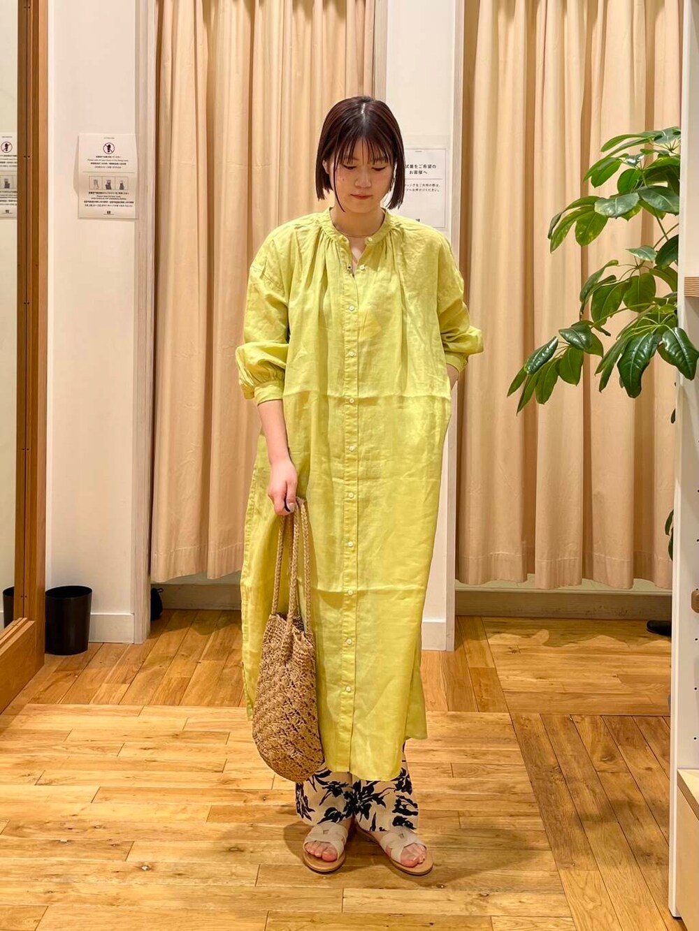 グリーン系のワンピース、ベージュ系のその他パンツ、ベージュ系のトートバッグを着用したレディースの春コーディネートの5枚目の写真