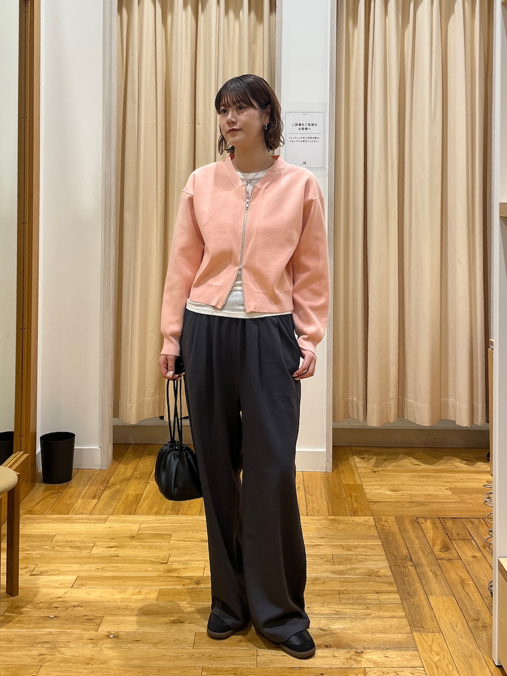 ピンク系のカーディガン/ボレロ、ホワイト系のTシャツ/カットソー、グレー系のその他パンツを着用したレディースの冬コーディネートの2枚目の写真