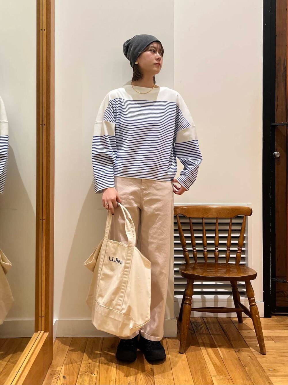 ホワイト系のトートバッグ、ブルー系のニット/セーター、ピンク系のその他パンツを着用したレディースの冬コーディネートの2枚目の写真