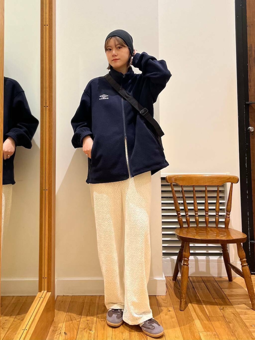 ブラック系のショルダーバッグ、ブルー系のその他アウター、ホワイト系のその他パンツを着用したレディースの秋コーディネートの2枚目の写真