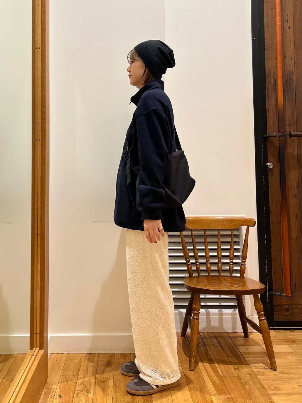 ブラック系のショルダーバッグ、ブルー系のその他アウター、ホワイト系のその他パンツを着用したレディースの秋コーディネートの4枚目の写真