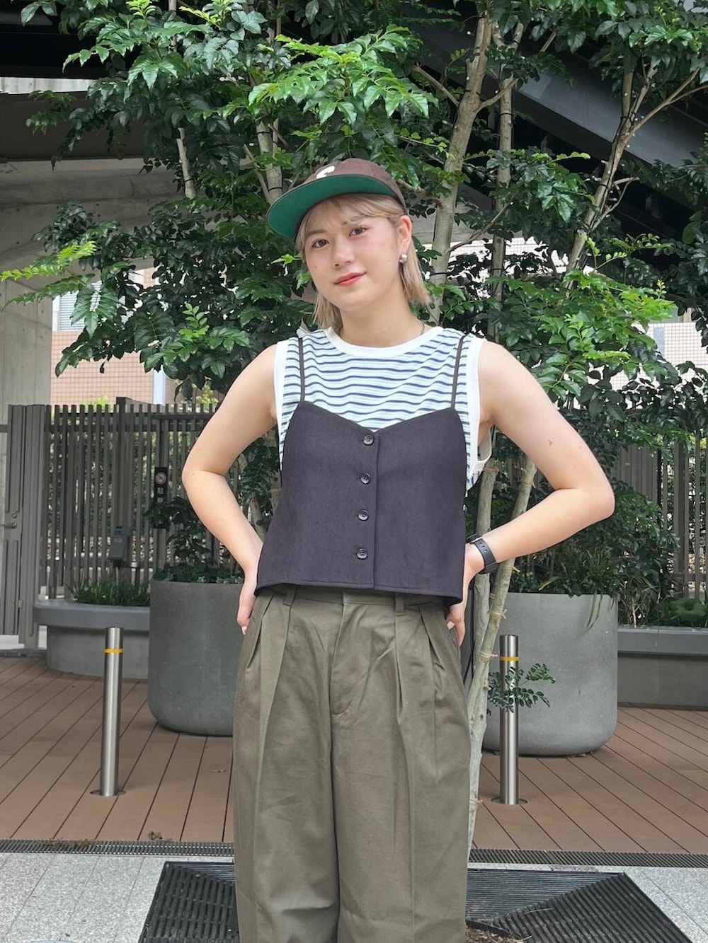 グリーン系のタンクトップ、グリーン系のその他パンツ、グレー系のその他トップスを着用したレディースの夏コーディネートの3枚目の写真