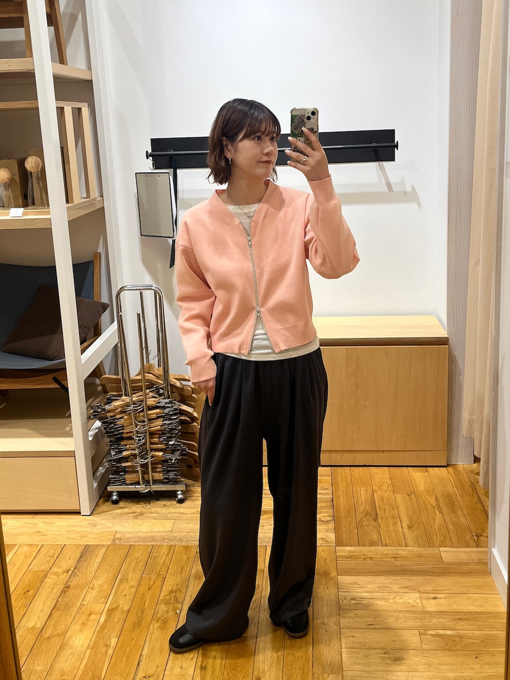 ピンク系のカーディガン/ボレロ、ホワイト系のTシャツ/カットソー、グレー系のその他パンツを着用したレディースの冬コーディネートの4枚目の写真