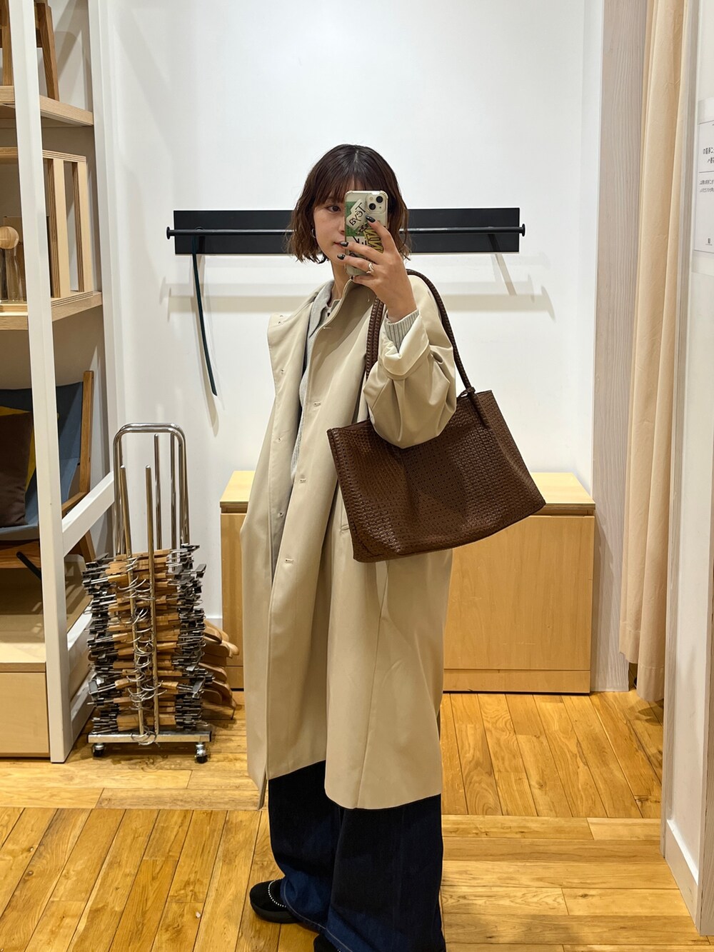 ベージュ系のその他アウター、ブルー系のデニムパンツ、グレー系のニット/セーターを着用したレディースの冬コーディネートの3枚目の写真