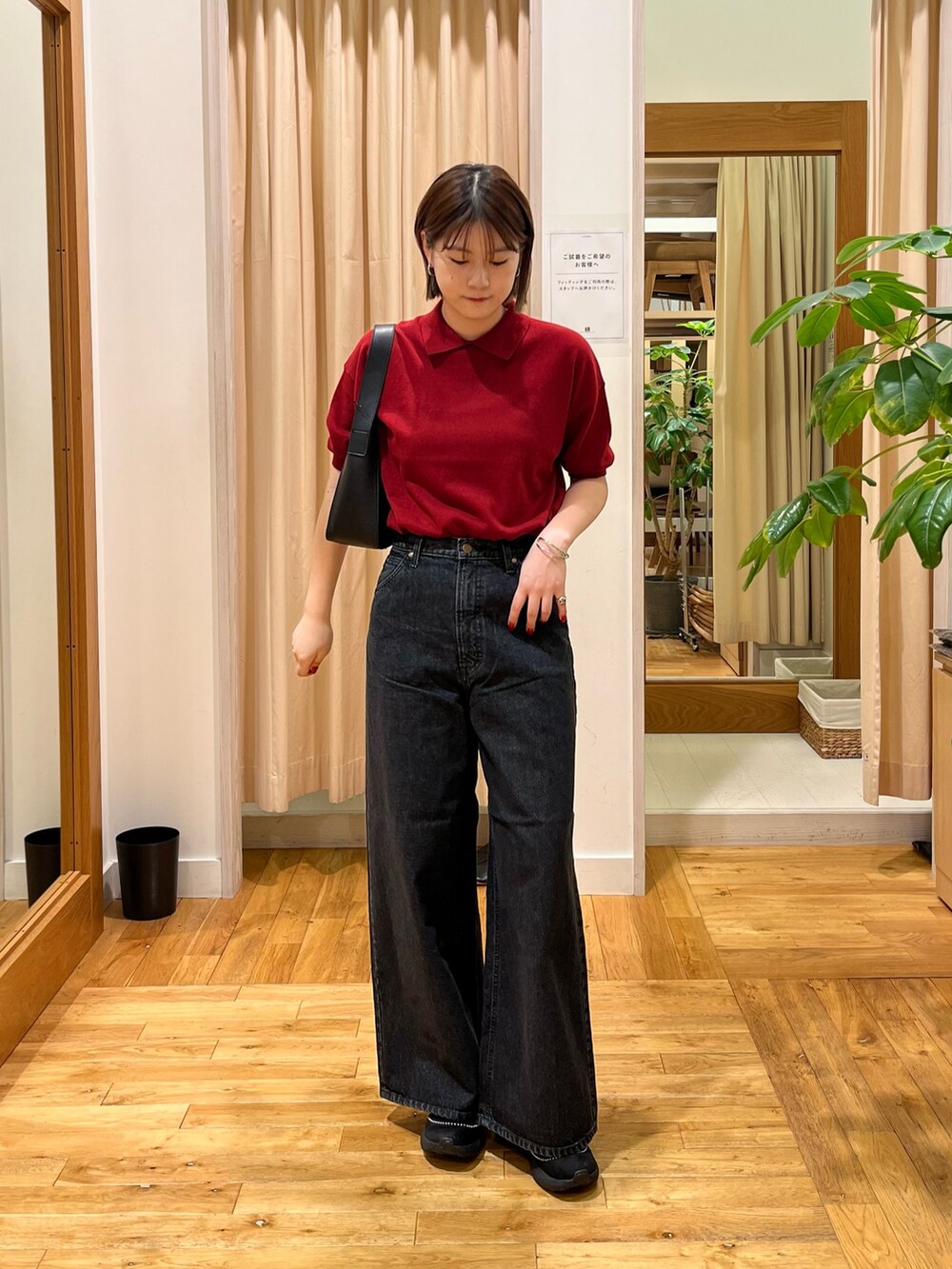 レッド系のニット/セーターを着用したレディースの夏コーディネートの2枚目の写真