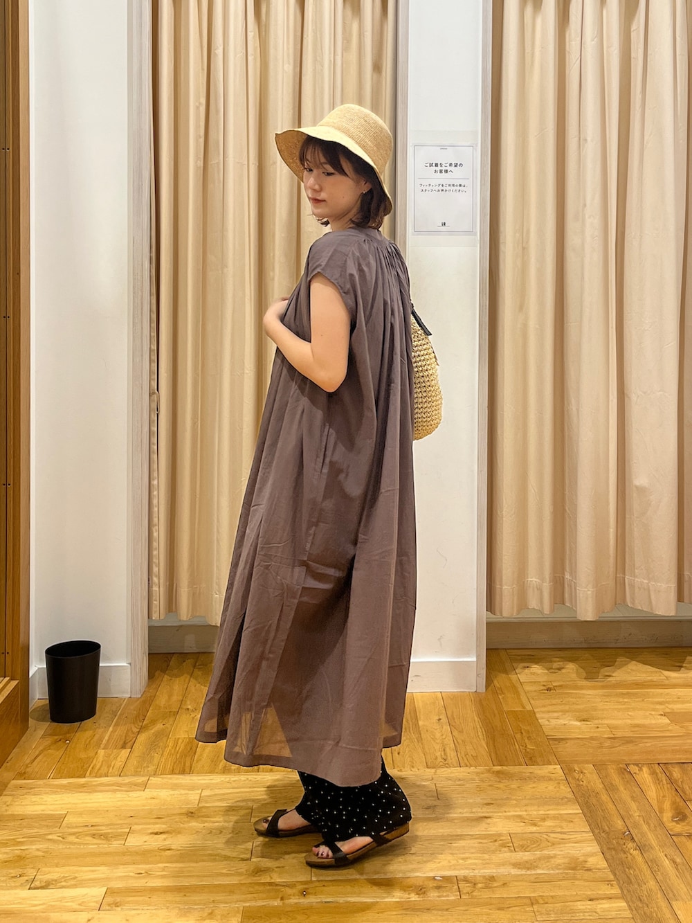 グレー系のワンピース、ブラック系のその他パンツ、ブラック系のサンダルを着用したレディースの夏コーディネートの2枚目の写真
