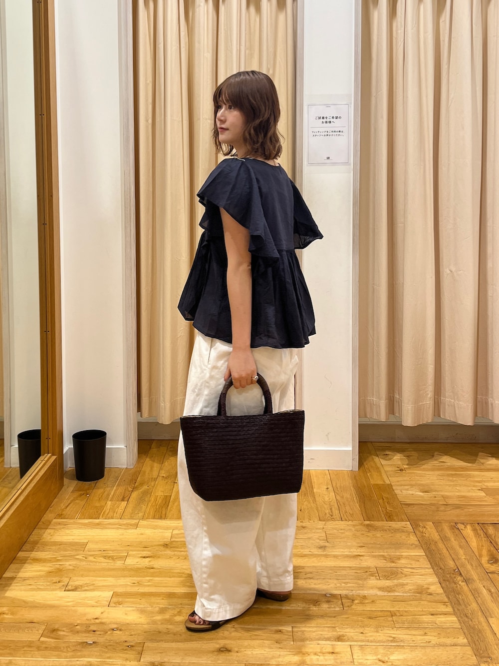 ブラック系のシャツ/ブラウス、ホワイト系のその他パンツ、ブラウン系のトートバッグを着用したレディースの夏コーディネートの3枚目の写真