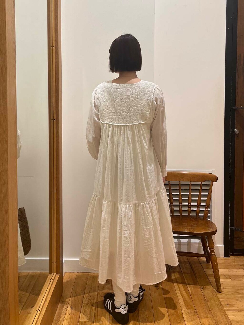 ベージュ系のトートバッグ、ベージュ系のワンピースを着用したレディースの春コーディネートの3枚目の写真