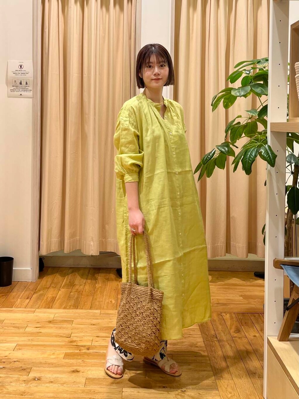 グリーン系のワンピース、ベージュ系のその他パンツ、ベージュ系のトートバッグを着用したレディースの春コーディネートの3枚目の写真