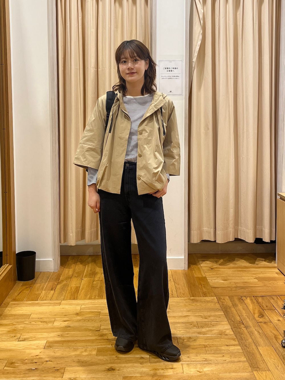 ベージュ系のその他アウター、ホワイト系のTシャツ/カットソー、ブラック系のデニムパンツを着用したレディースの秋コーディネートの3枚目の写真