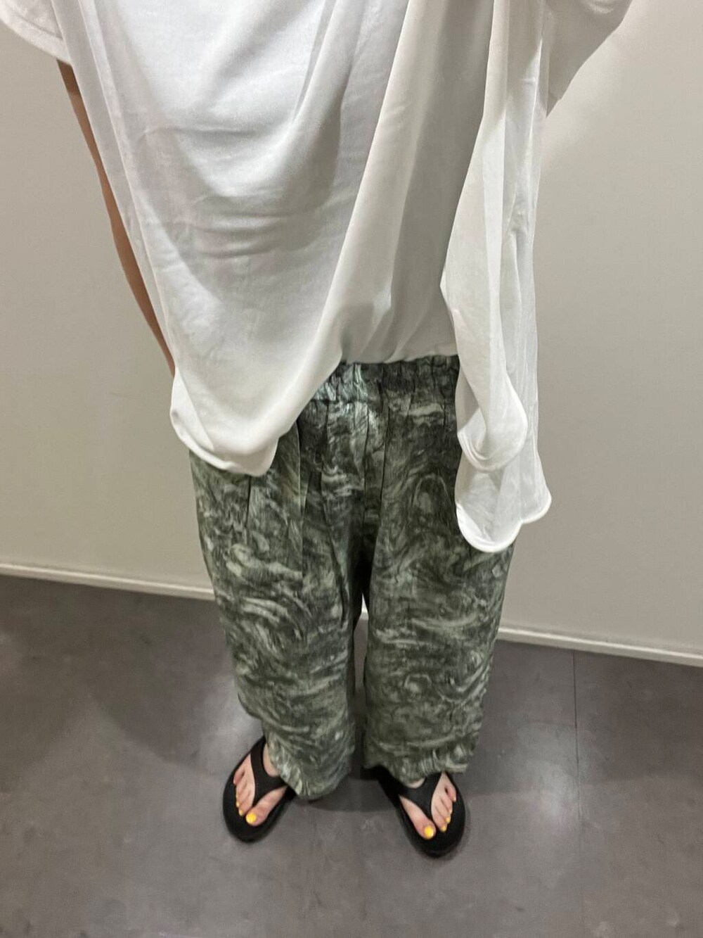 ホワイト系のTシャツ/カットソー、グリーン系のその他パンツを着用したレディースの夏コーディネートの5枚目の写真