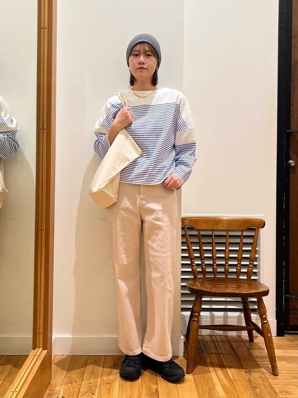 ホワイト系のトートバッグ、ブルー系のニット/セーター、ピンク系のその他パンツを着用したレディースの冬コーディネートの3枚目の写真