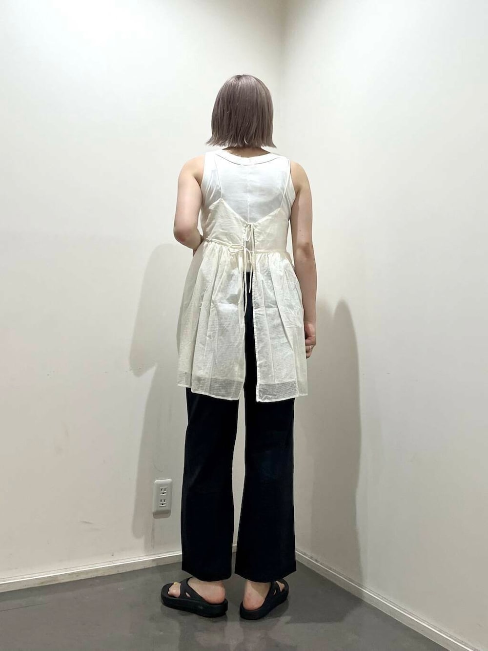 ブラック系のその他パンツ、ホワイト系のタンクトップ、ホワイト系のキャミソールを着用したレディースの夏コーディネートの3枚目の写真