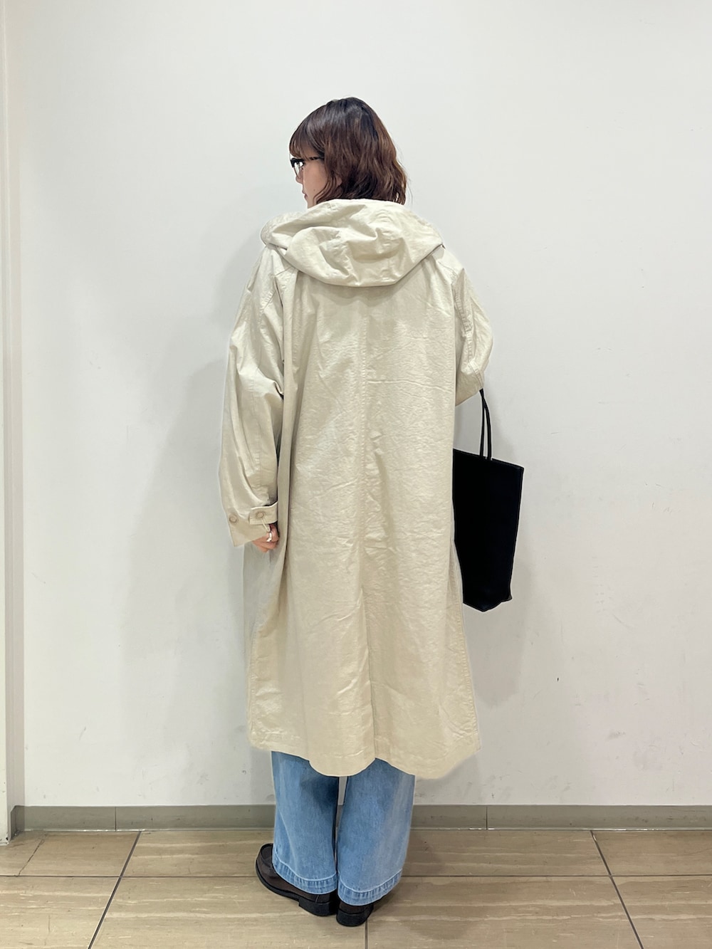 ホワイト系のその他アウター、グリーン系のニット/セーター、ホワイト系のTシャツ/カットソーを着用したレディースの冬コーディネートの4枚目の写真