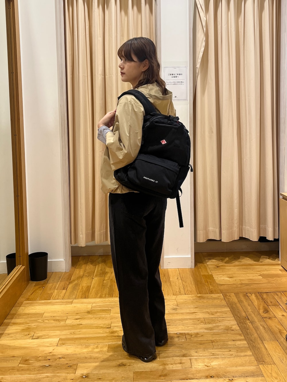 ベージュ系のその他アウター、ホワイト系のTシャツ/カットソー、ブラック系のデニムパンツを着用したレディースの秋コーディネートの2枚目の写真