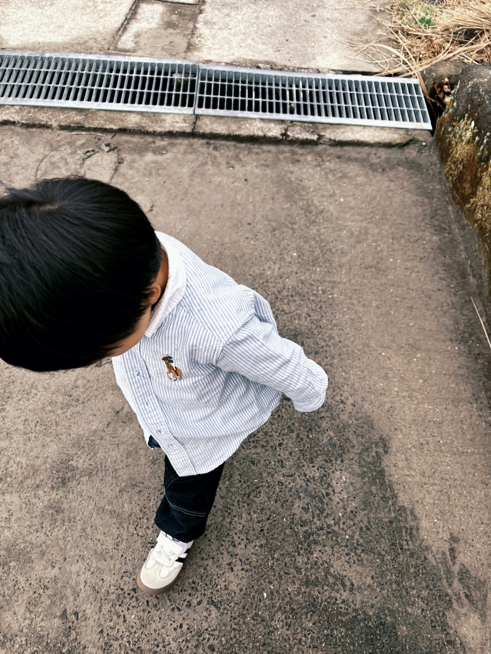 ホワイト系のシャツ/ブラウスを着用したキッズの冬コーディネートの2枚目の写真