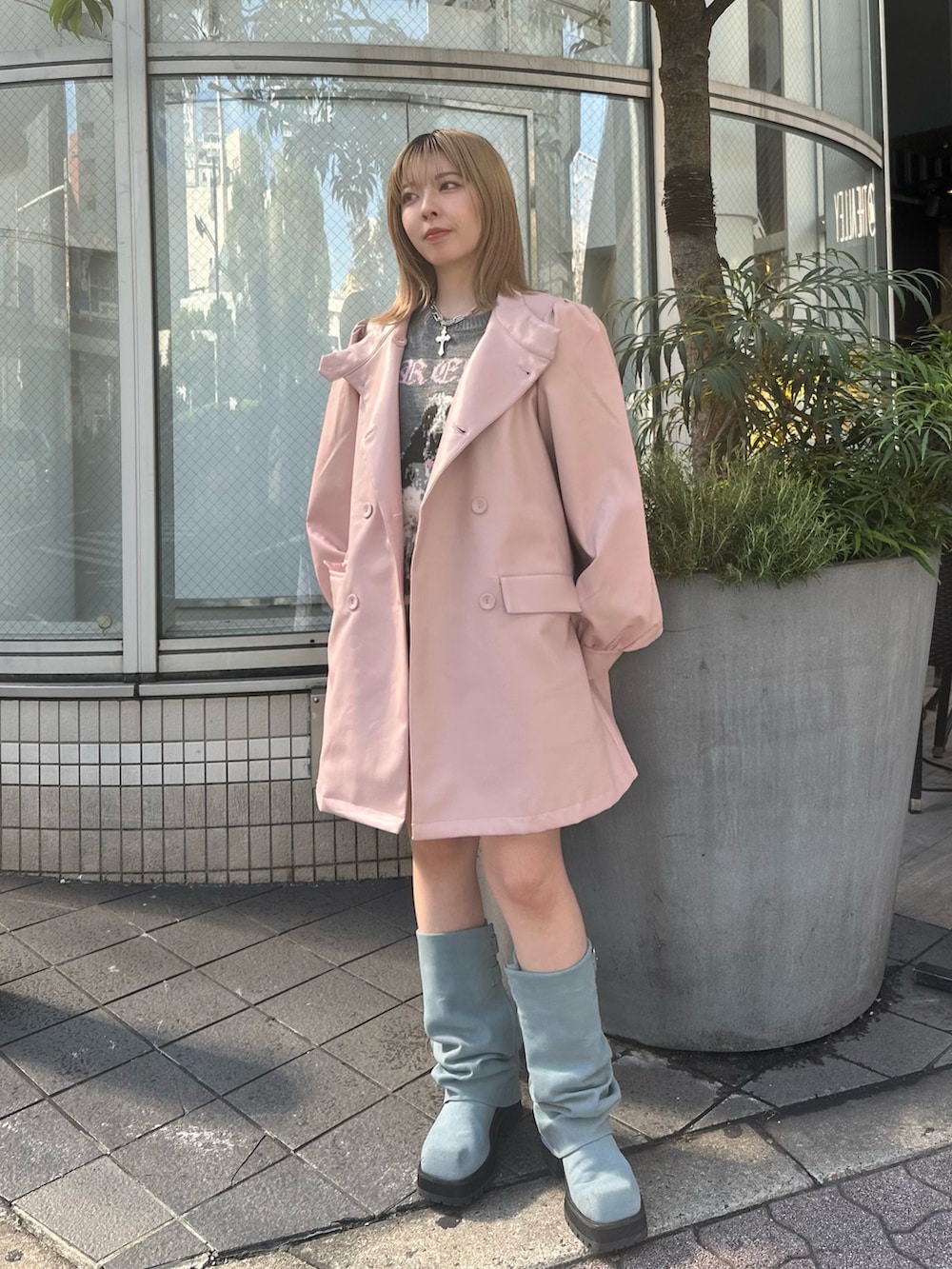 ピンク系のその他アウター、グレー系のニット/セーター、ブラック系のスカートを着用したレディースの冬コーディネートの3枚目の写真