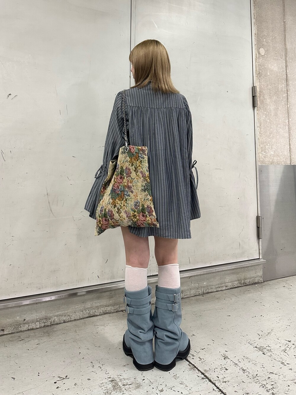 グレー系のシャツ/ブラウス、その他のトートバッグ、ブルー系のブーツを着用したレディースの夏コーディネートの3枚目の写真