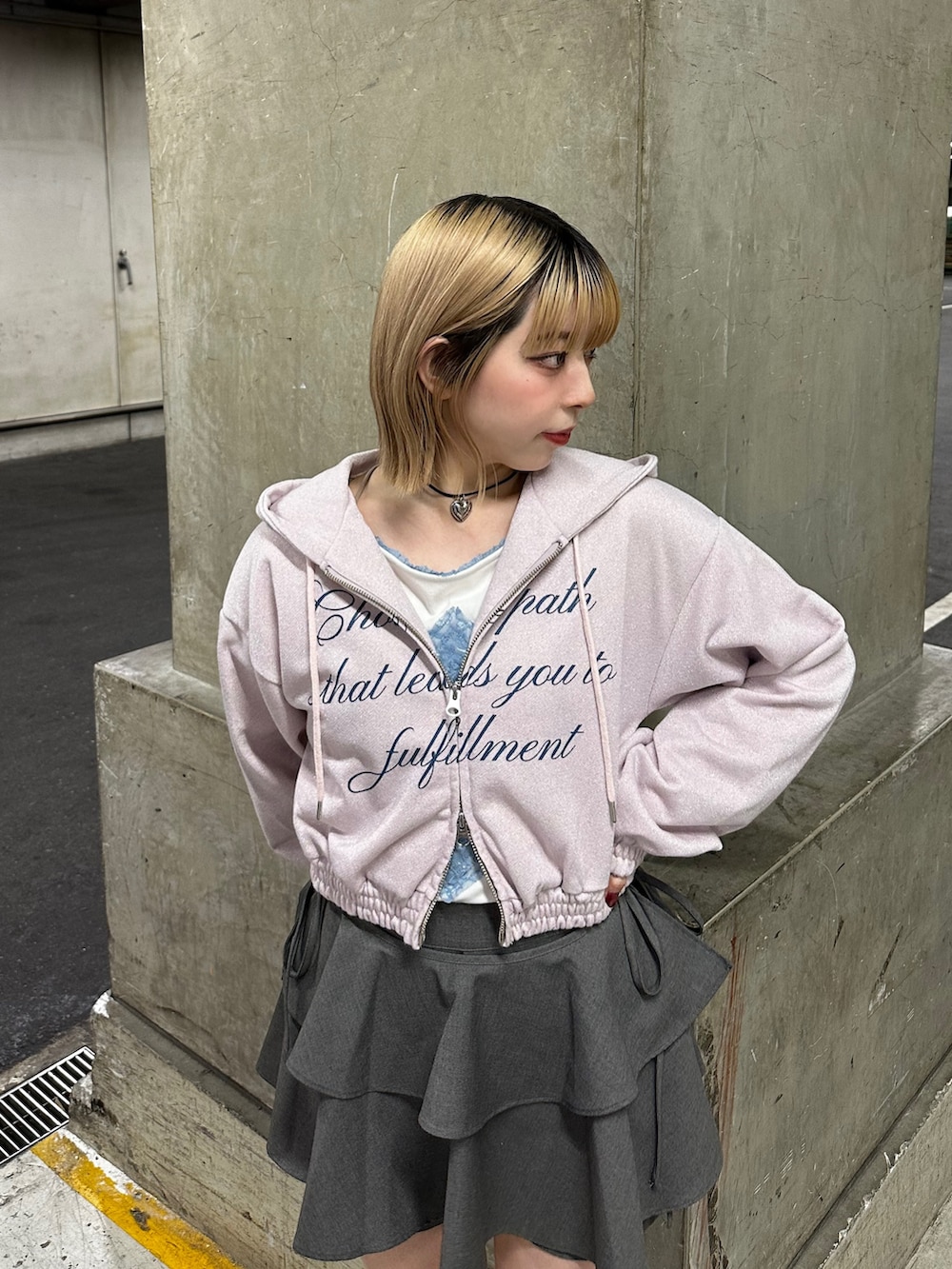 ホワイト系のTシャツ/カットソー、ピンク系のパーカー、グレー系のその他パンツを着用したレディースの春コーディネートの6枚目の写真