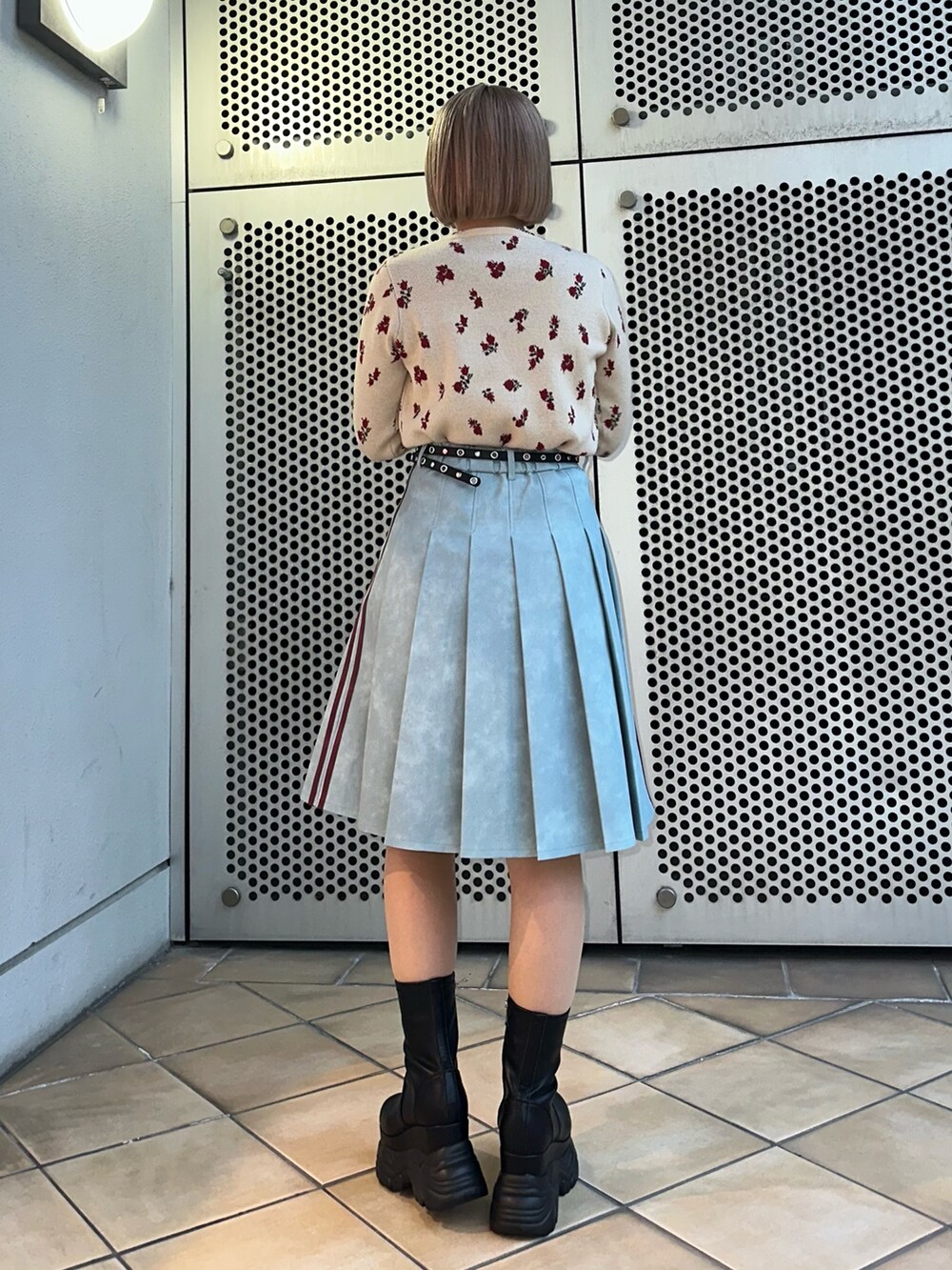 ホワイト系のニット/セーター、ブルー系のスカート、ブラック系のブーツを着用したレディースの冬コーディネートの4枚目の写真
