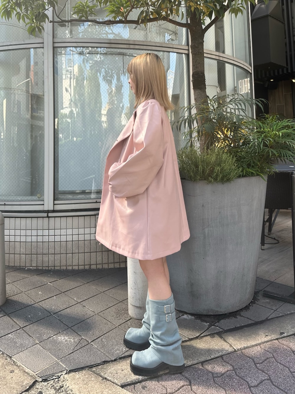 ピンク系のその他アウター、グレー系のニット/セーター、ブラック系のスカートを着用したレディースの冬コーディネートの5枚目の写真