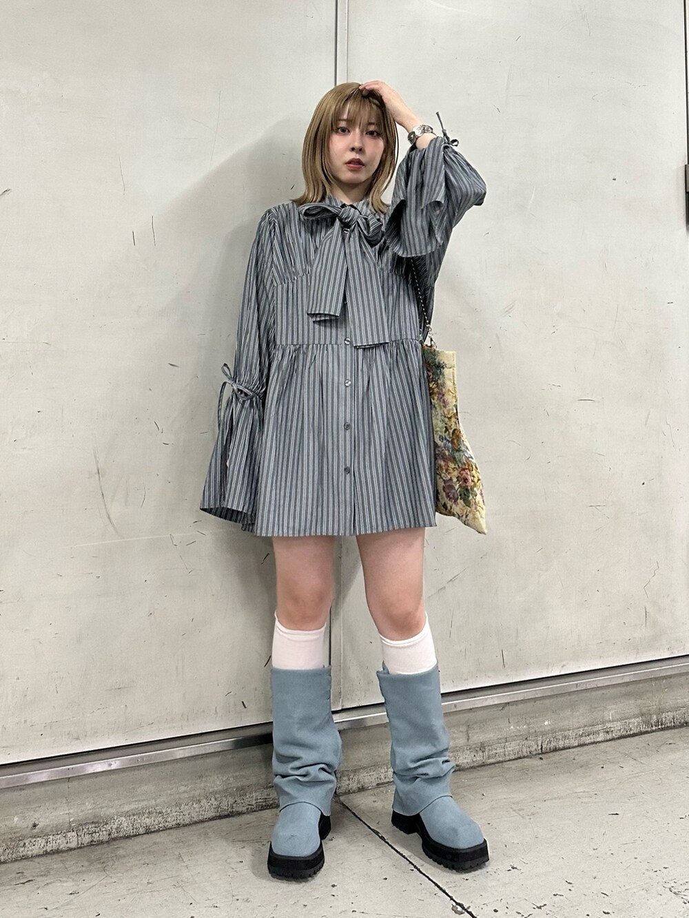 グレー系のシャツ/ブラウス、その他のトートバッグ、ブルー系のブーツを着用したレディースの夏コーディネートの2枚目の写真