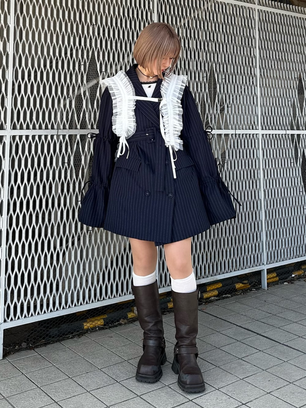 ブルー系のテーラードジャケット、ホワイト系のTシャツ/カットソー、ブラウン系のブーツを着用したレディースの冬コーディネートの3枚目の写真