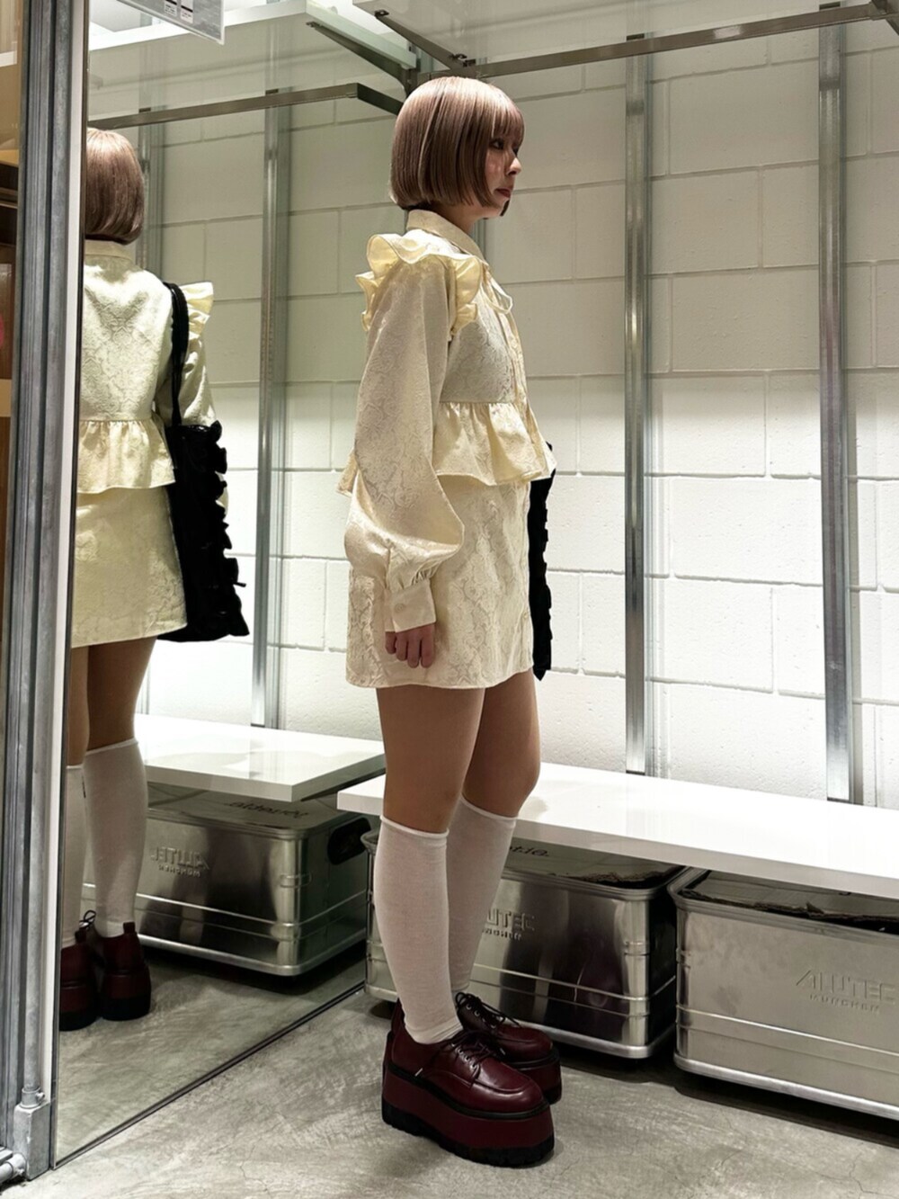 レッド系のドレスシューズ、ホワイト系のその他パンツ、ホワイト系のシャツ/ブラウスを着用したレディースの冬コーディネートの4枚目の写真