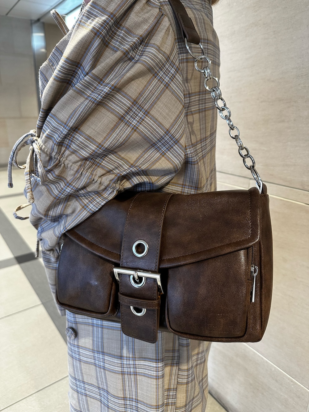 ベージュ系のテーラードジャケット、ベージュ系のスカート、ホワイト系のTシャツ/カットソーを着用したレディースの春コーディネートの6枚目の写真