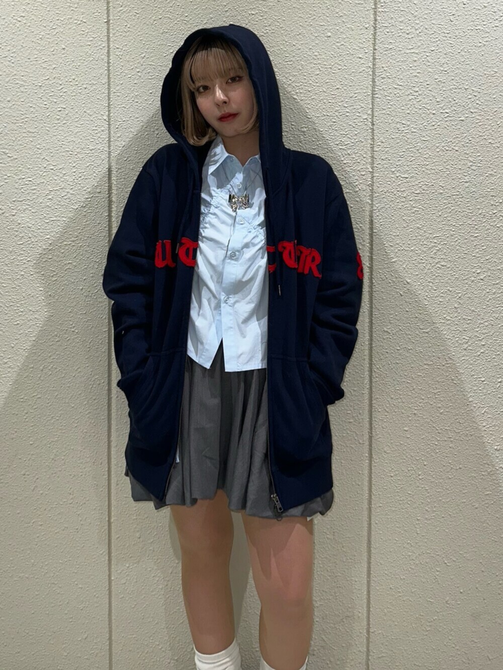 グレー系のスカート、ブルー系のシャツ/ブラウス、レッド系のローファーを着用したレディースの冬コーディネートの4枚目の写真