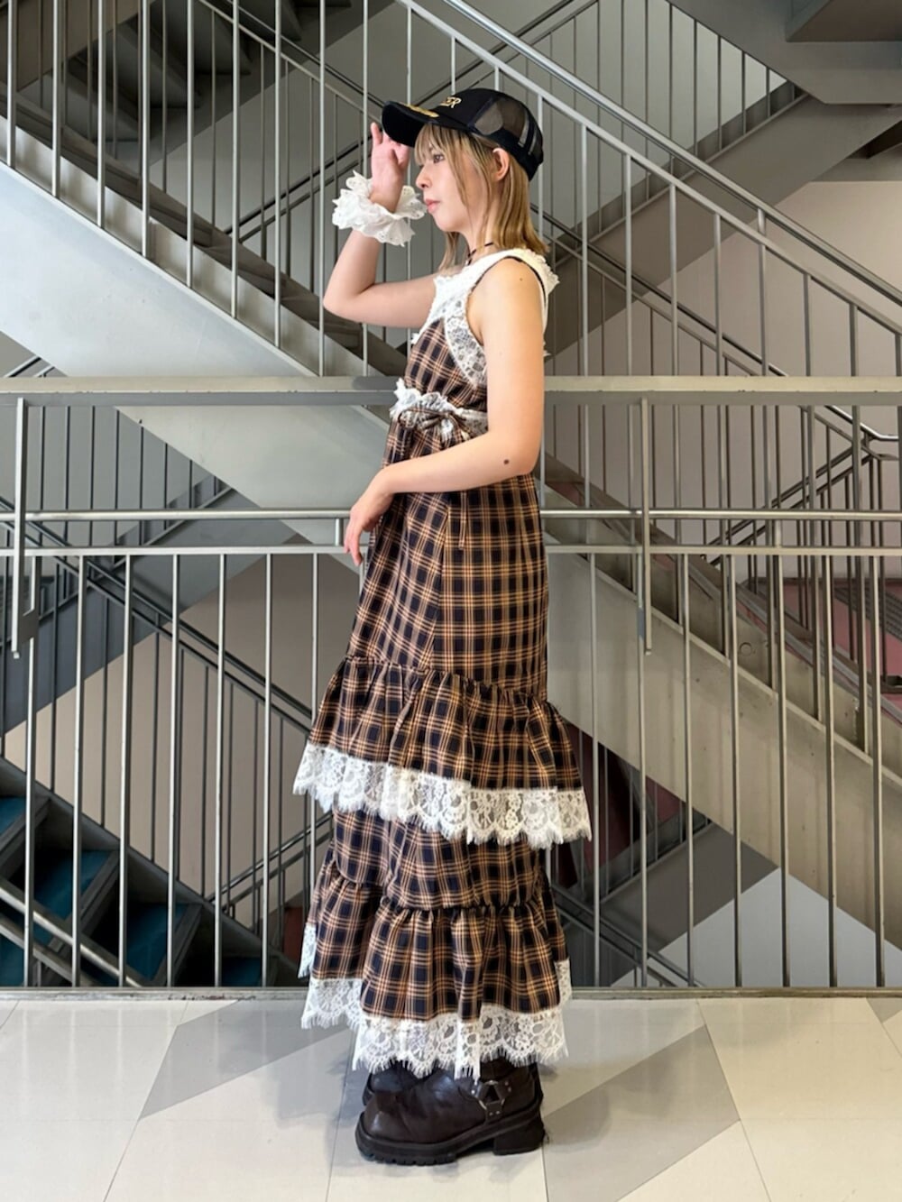 ブラウン系のブーツ、ブルー系のワンピース、ホワイト系のタンクトップを着用したレディースの夏コーディネートの2枚目の写真