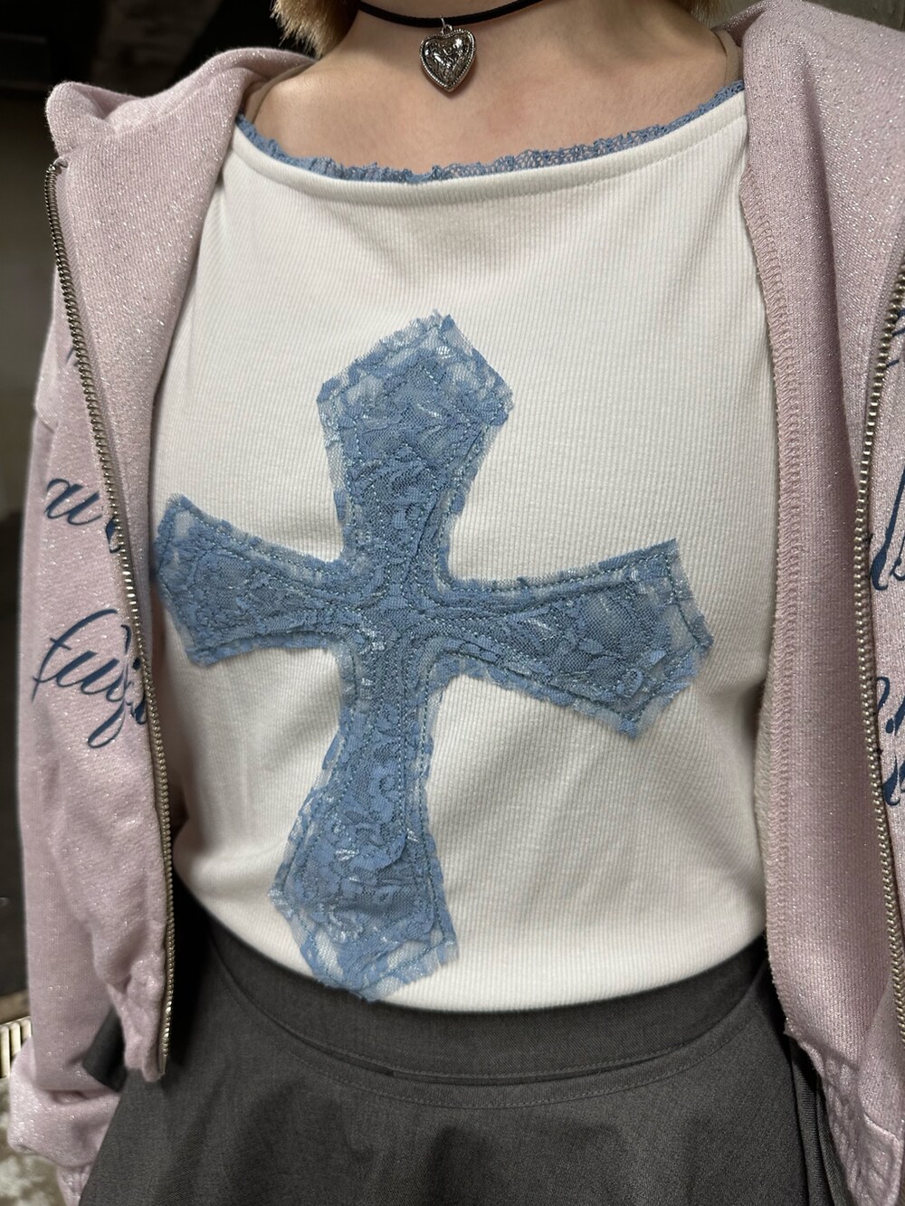 ホワイト系のTシャツ/カットソー、ピンク系のパーカー、グレー系のその他パンツを着用したレディースの春コーディネートの10枚目の写真