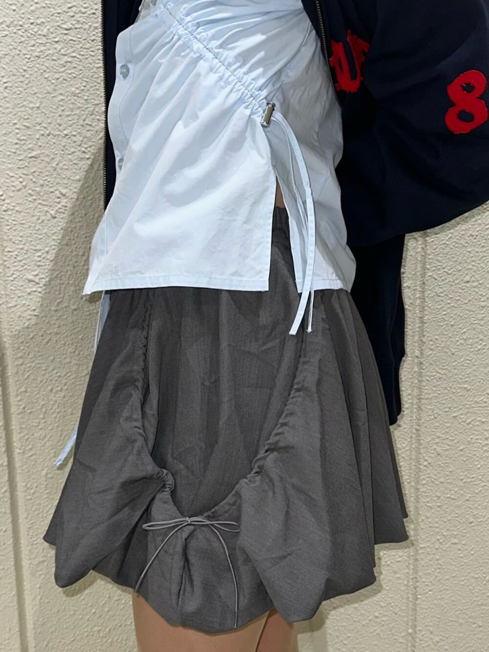 グレー系のスカート、ブルー系のシャツ/ブラウス、レッド系のローファーを着用したレディースの冬コーディネートの9枚目の写真