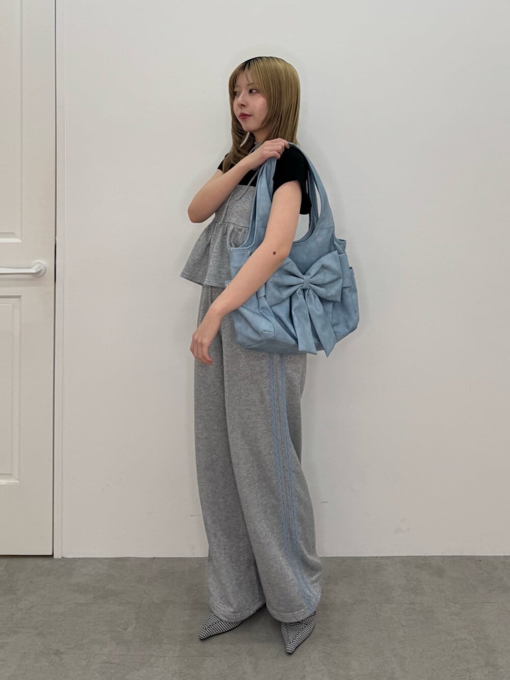 ブルー系のトートバッグ、グレー系のキャミソール、グレー系のその他パンツを着用したレディースの春コーディネートの4枚目の写真