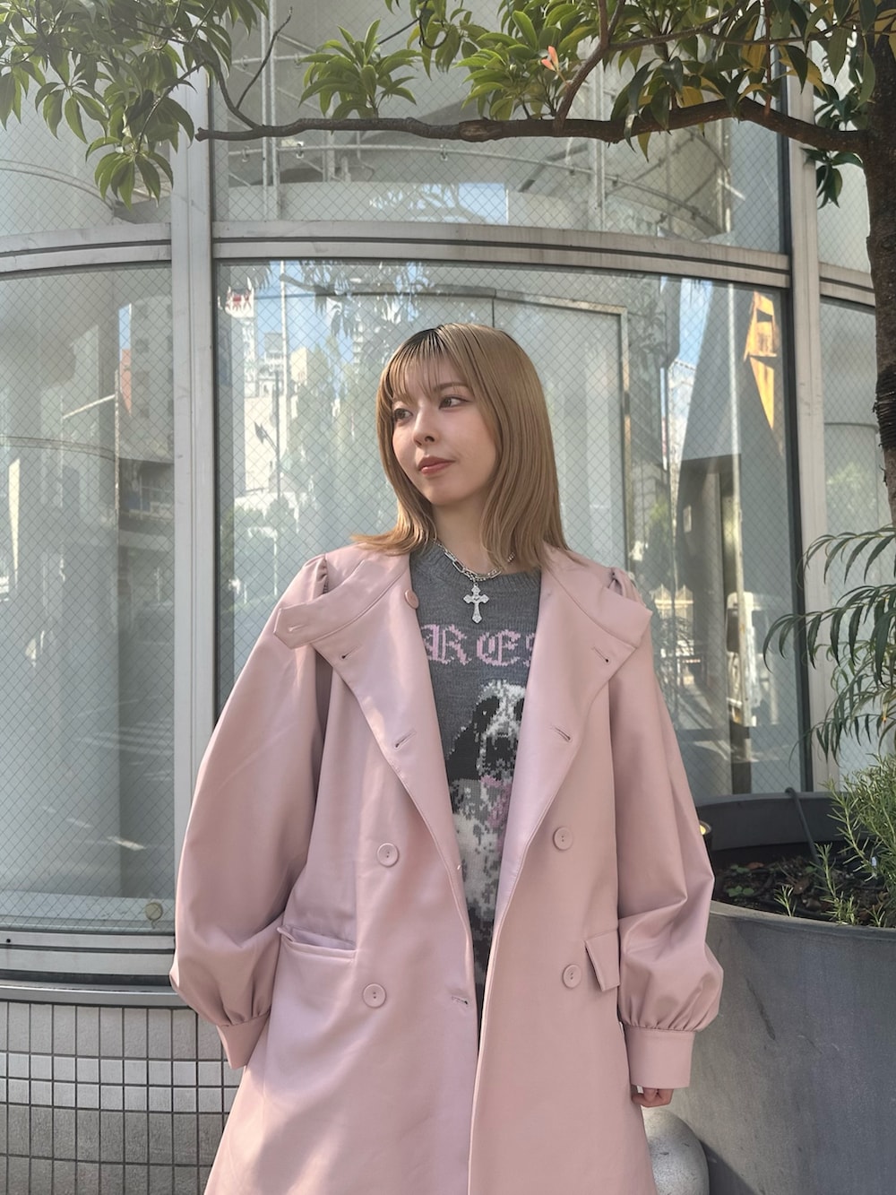 ピンク系のその他アウター、グレー系のニット/セーター、ブラック系のスカートを着用したレディースの冬コーディネートの7枚目の写真