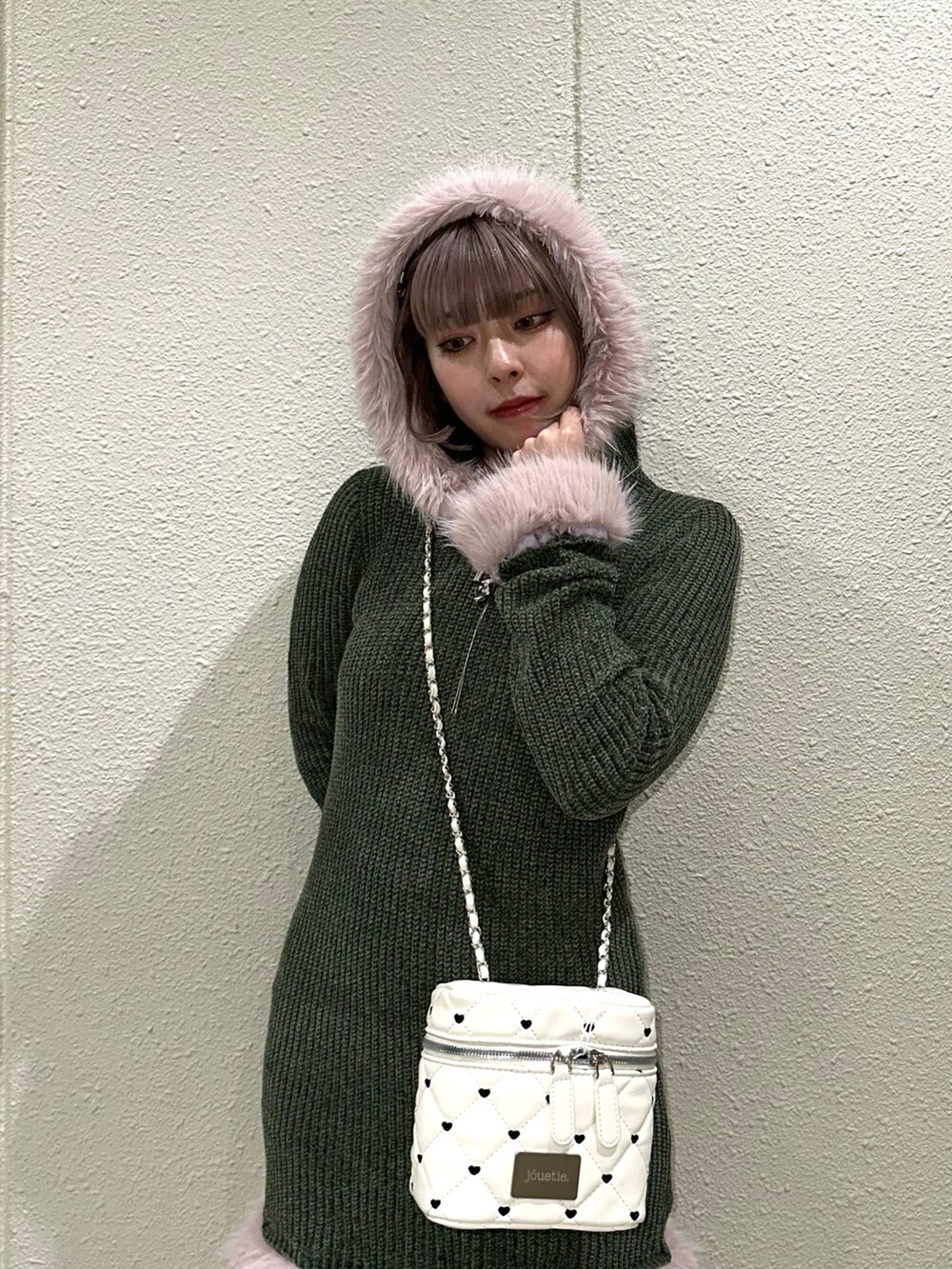 グリーン系のワンピース、ホワイト系のショルダーバッグ、ブラウン系のブーツを着用したレディースの秋コーディネートの5枚目の写真