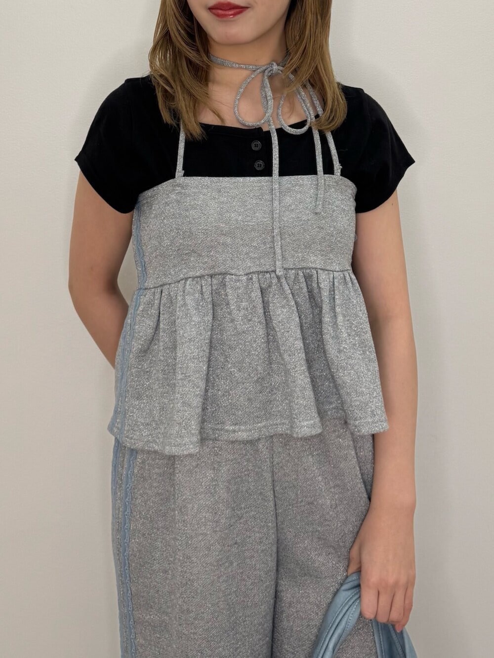 ブルー系のトートバッグ、グレー系のキャミソール、グレー系のその他パンツを着用したレディースの春コーディネートの6枚目の写真